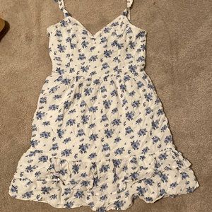 Hollister yet floral white and blue open back dress(small)
